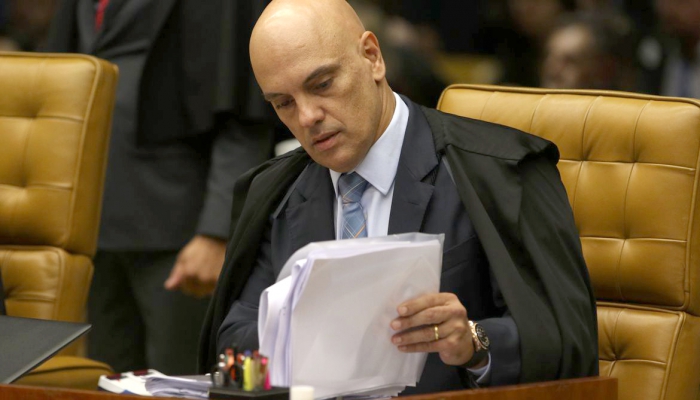 Bolsonaro formaliza pedido de impeachement de Alexandre de Moraes